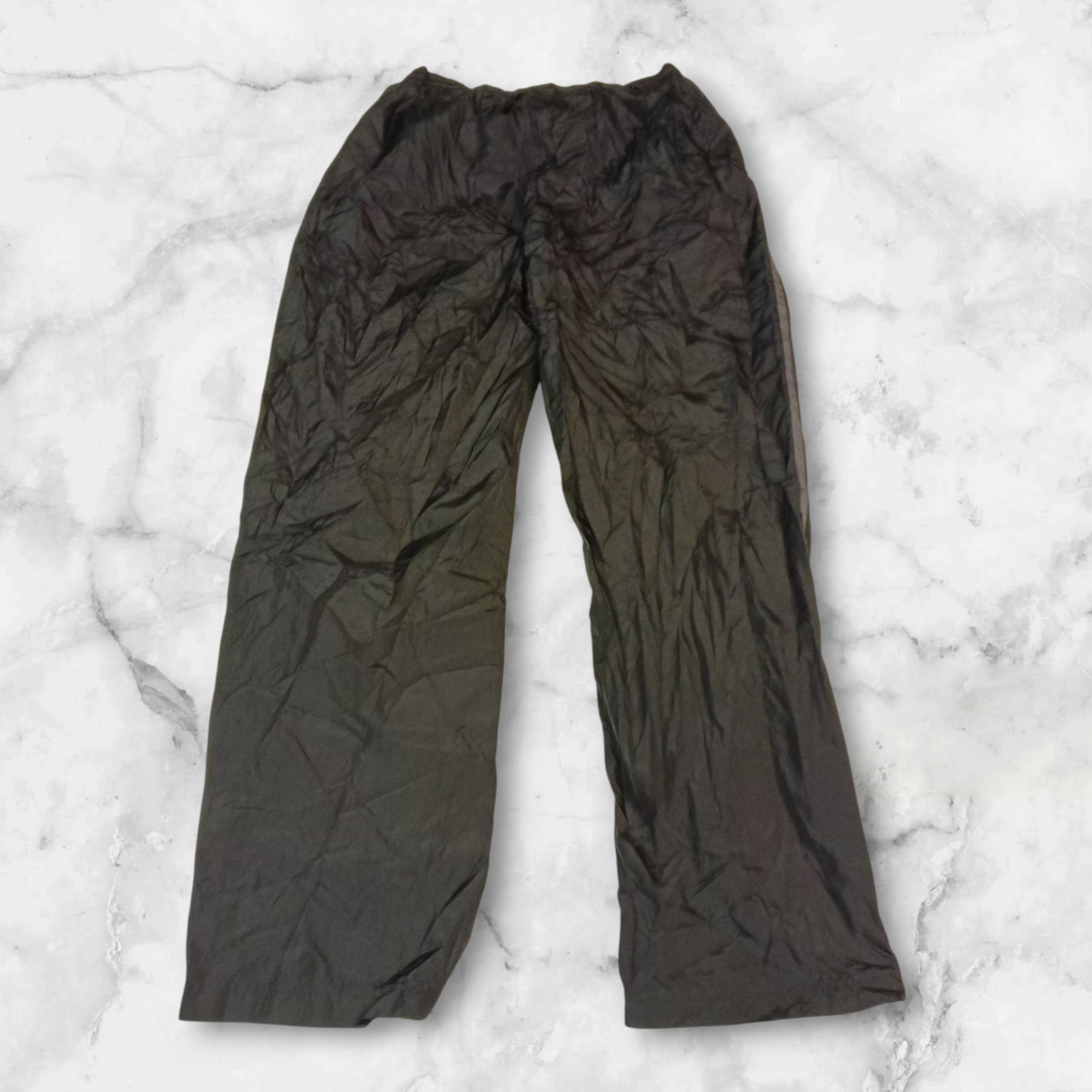 Entdecke unsere Vintage Track Pants von Nike und anderen Marken, erhältlich bei Valuxery.de - Dein Shop für trendige Vintage - Kleidung. Unsere Track Pants sind aus hochwertigen Materialien und