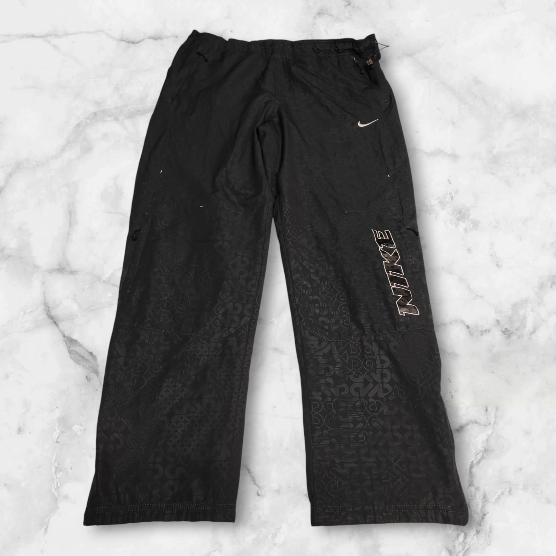 Entdecke unsere Vintage Track Pants von Nike und anderen Marken, erhältlich bei Valuxery.de - Dein Shop für trendige Vintage - Kleidung. Unsere Track Pants sind aus hochwertigen Materialien und