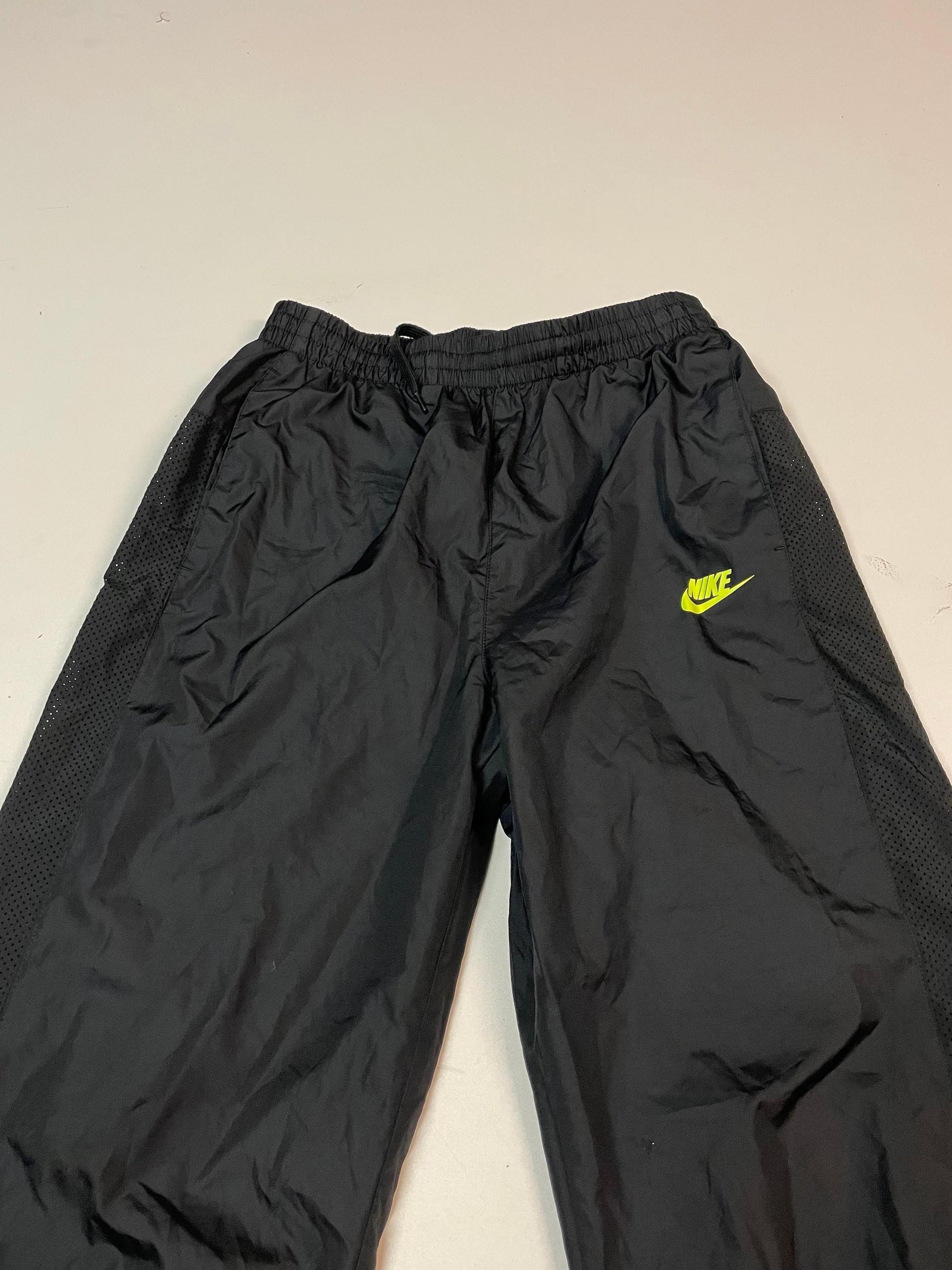 Entdecke unsere Vintage Track Pants von Nike und anderen Marken, erhältlich bei Valuxery.de - Dein Shop für trendige Vintage - Kleidung. Unsere Track Pants sind aus hochwertigen Materialien und