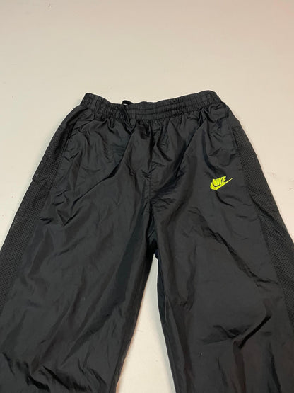 Entdecke unsere Vintage Track Pants von Nike und anderen Marken, erhältlich bei Valuxery.de - Dein Shop für trendige Vintage - Kleidung. Unsere Track Pants sind aus hochwertigen Materialien und