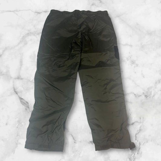 Entdecke unsere Vintage Track Pants von Nike und anderen Marken, erhältlich bei Valuxery.de - Dein Shop für trendige Vintage - Kleidung. Unsere Track Pants sind aus hochwertigen Materialien und