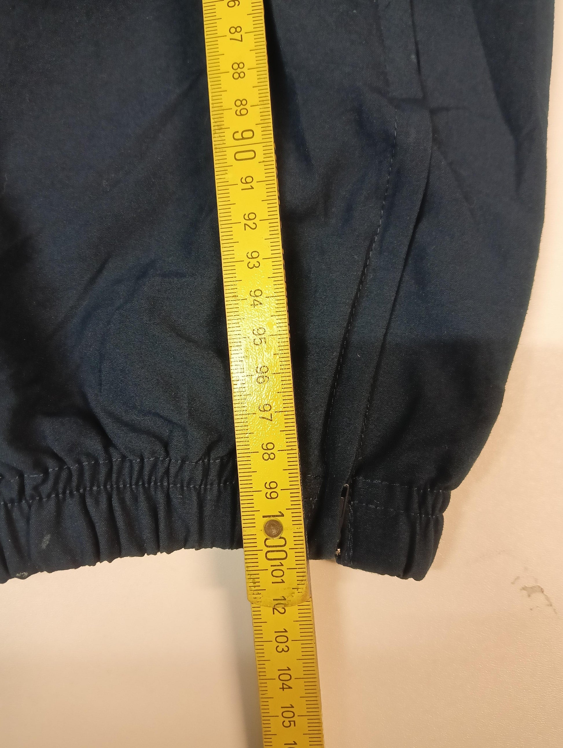 Entdecke unsere Vintage Track Pants von Nike und anderen Marken, erhältlich bei Valuxery.de - Dein Shop für trendige Vintage - Kleidung. Unsere Track Pants sind aus hochwertigen Materialien und
