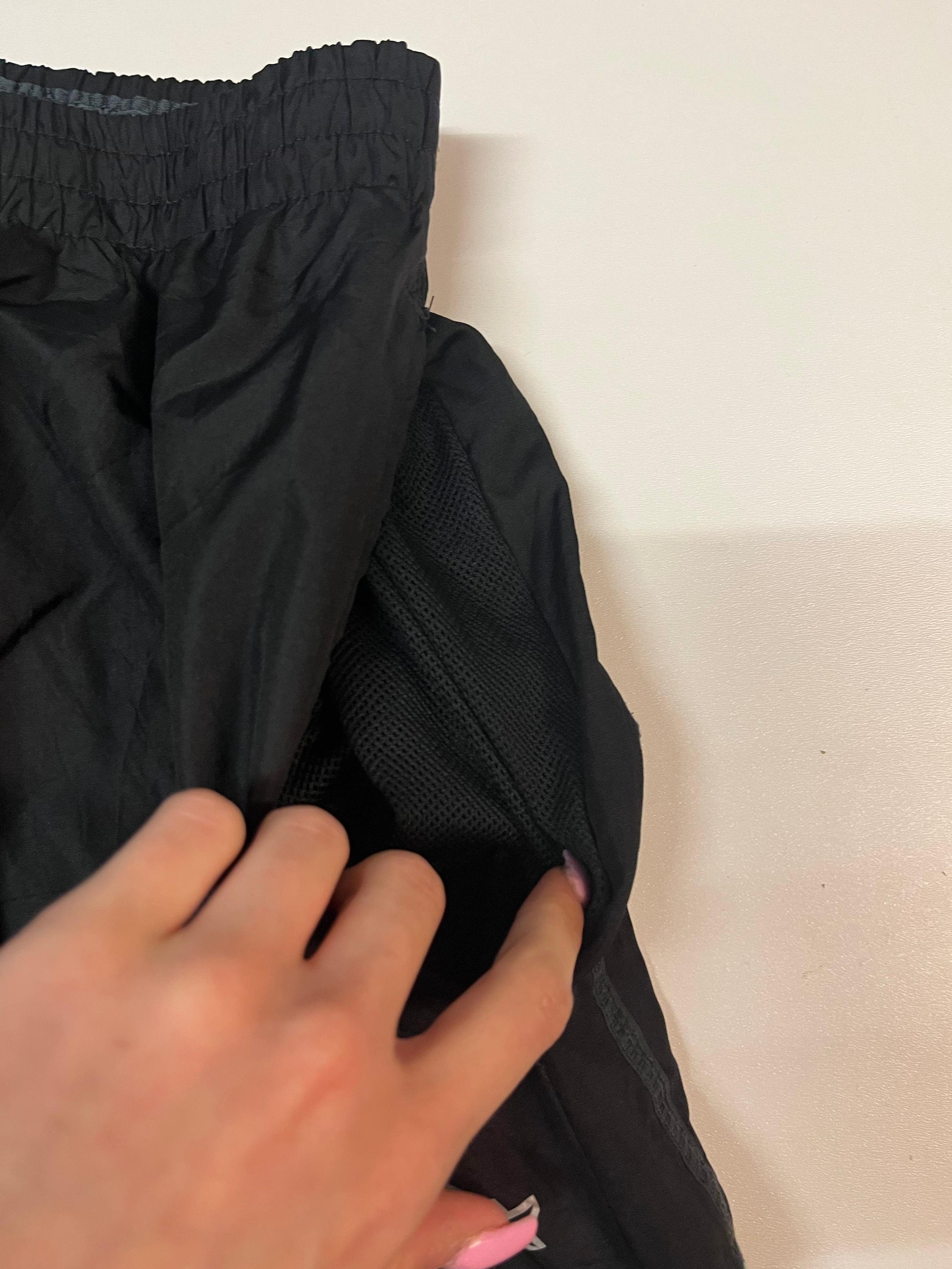 Entdecke unsere Vintage Track Pants von Nike und anderen Marken, erhältlich bei Valuxery.de - Dein Shop für trendige Vintage - Kleidung. Unsere Track Pants sind aus hochwertigen Materialien und