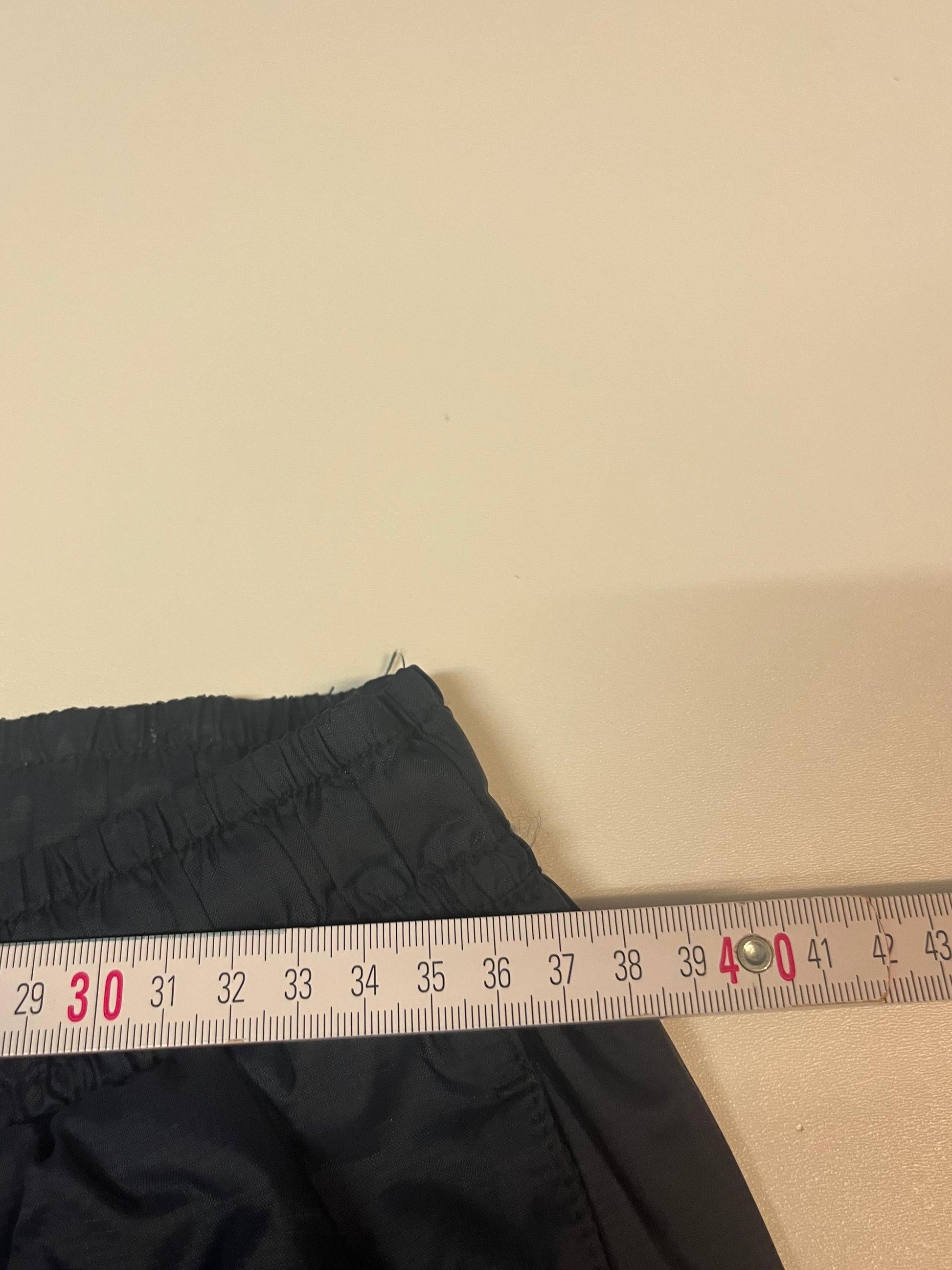 Entdecke unsere Vintage Track Pants von Nike und anderen Marken, erhältlich bei Valuxery.de - Dein Shop für trendige Vintage - Kleidung. Unsere Track Pants sind aus hochwertigen Materialien und