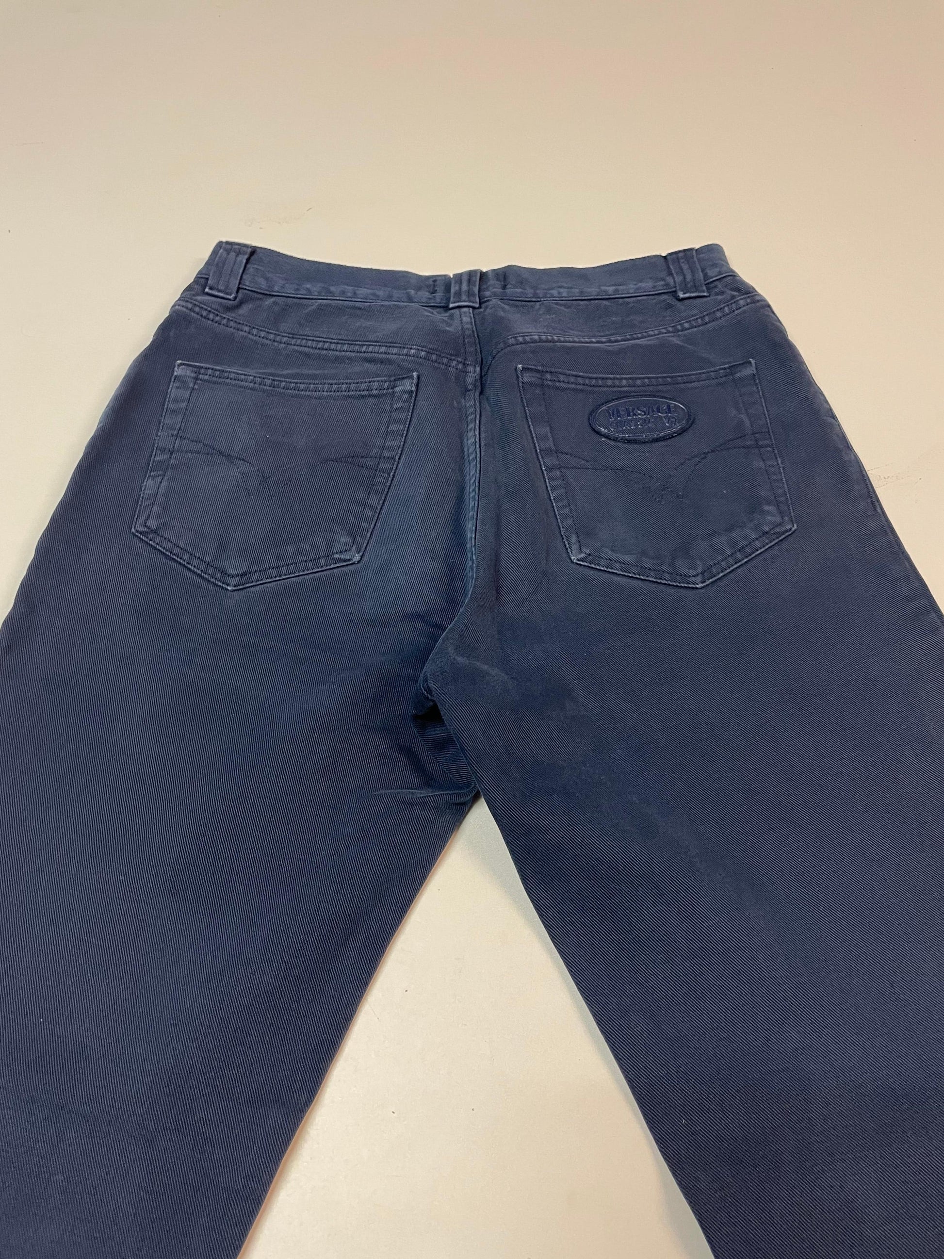 Entdecke unsere Vintage Track Pants von Nike und anderen Marken, erhältlich bei Valuxery.de - Dein Shop für trendige Vintage - Kleidung. Unsere Track Pants sind aus hochwertigen Materialien und