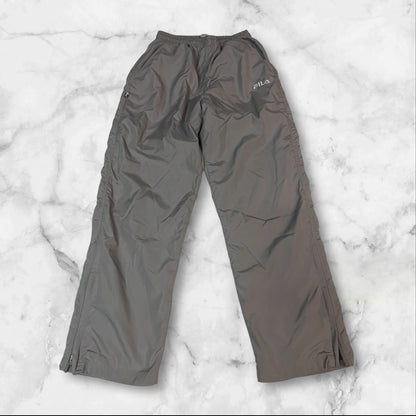 Entdecke unsere Vintage Track Pants von Nike und anderen Marken, erhältlich bei Valuxery.de - Dein Shop für trendige Vintage - Kleidung. Unsere Track Pants sind aus hochwertigen Materialien und
