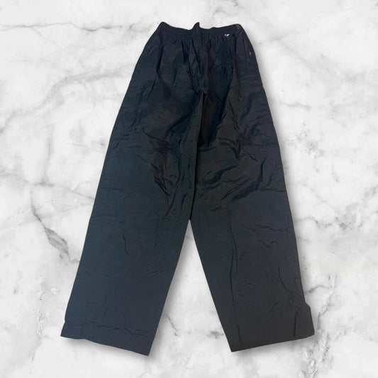 Entdecke unsere Vintage Track Pants von Nike und anderen Marken, erhältlich bei Valuxery.de - Dein Shop für trendige Vintage - Kleidung. Unsere Track Pants sind aus hochwertigen Materialien und