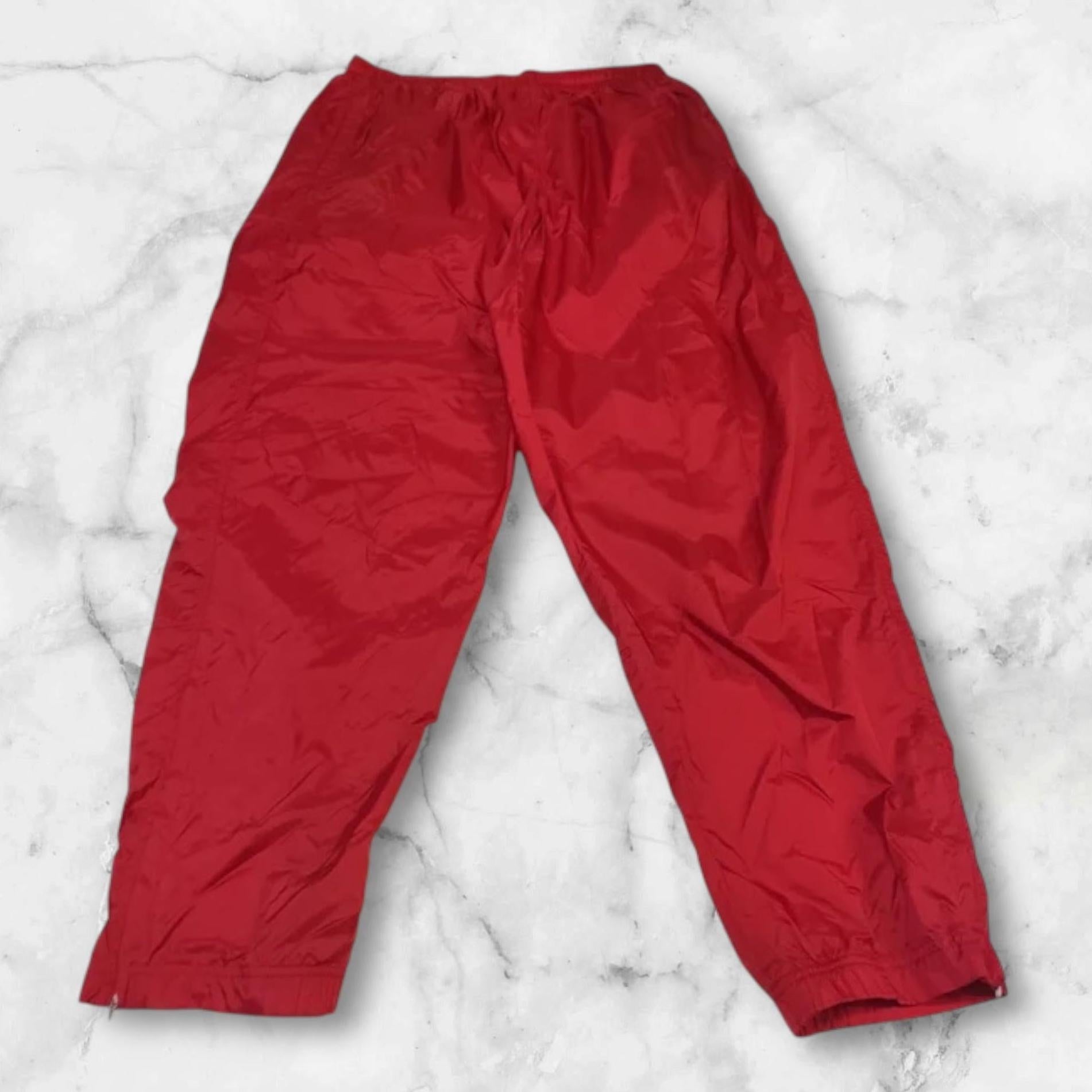 Entdecke unsere Vintage Track Pants von Nike und anderen Marken, erhältlich bei Valuxery.de - Dein Shop für trendige Vintage - Kleidung. Unsere Track Pants sind aus hochwertigen Materialien und