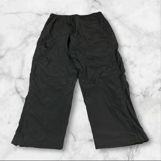 Entdecke unsere Vintage Track Pants von Nike und anderen Marken, erhältlich bei Valuxery.de - Dein Shop für trendige Vintage - Kleidung. Unsere Track Pants sind aus hochwertigen Materialien und