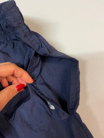 Entdecke unsere Vintage Track Pants von Nike und anderen Marken, erhältlich bei Valuxery.de - Dein Shop für trendige Vintage - Kleidung. Unsere Track Pants sind aus hochwertigen Materialien und