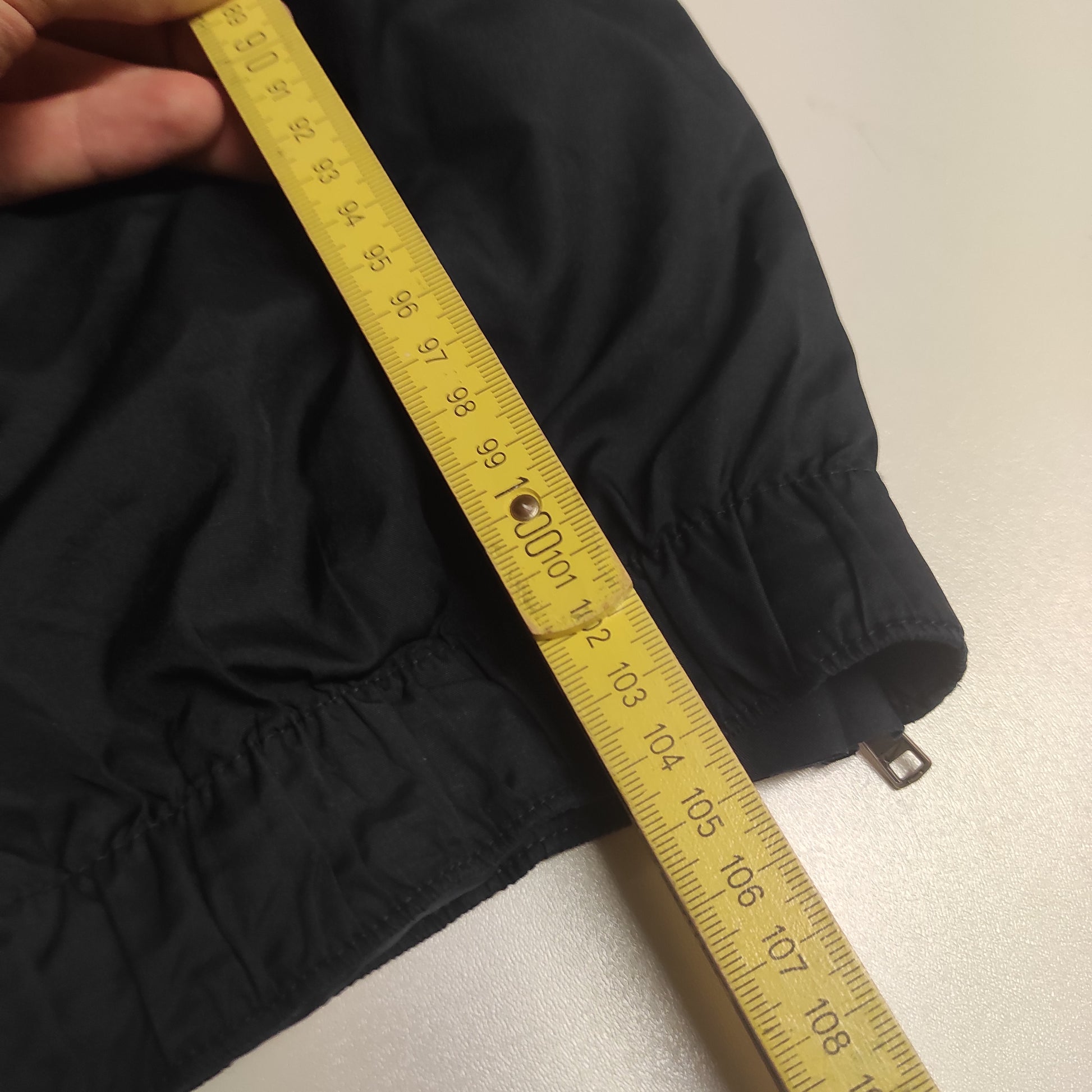 Entdecke unsere Vintage Track Pants von Nike und anderen Marken, erhältlich bei Valuxery.de - Dein Shop für trendige Vintage - Kleidung. Unsere Track Pants sind aus hochwertigen Materialien und