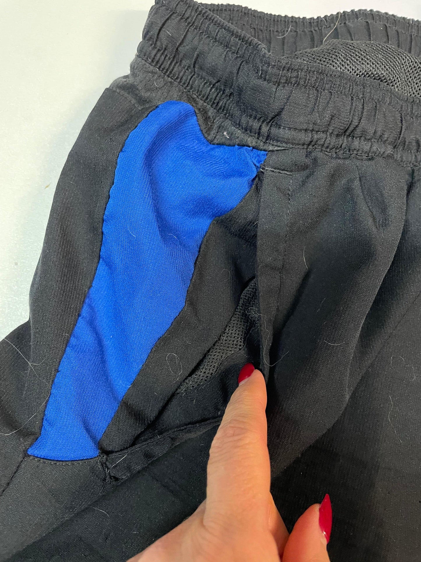 Entdecke unsere Vintage Track Pants von Nike und anderen Marken, erhältlich bei Valuxery.de - Dein Shop für trendige Vintage - Kleidung. Unsere Track Pants sind aus hochwertigen Materialien und