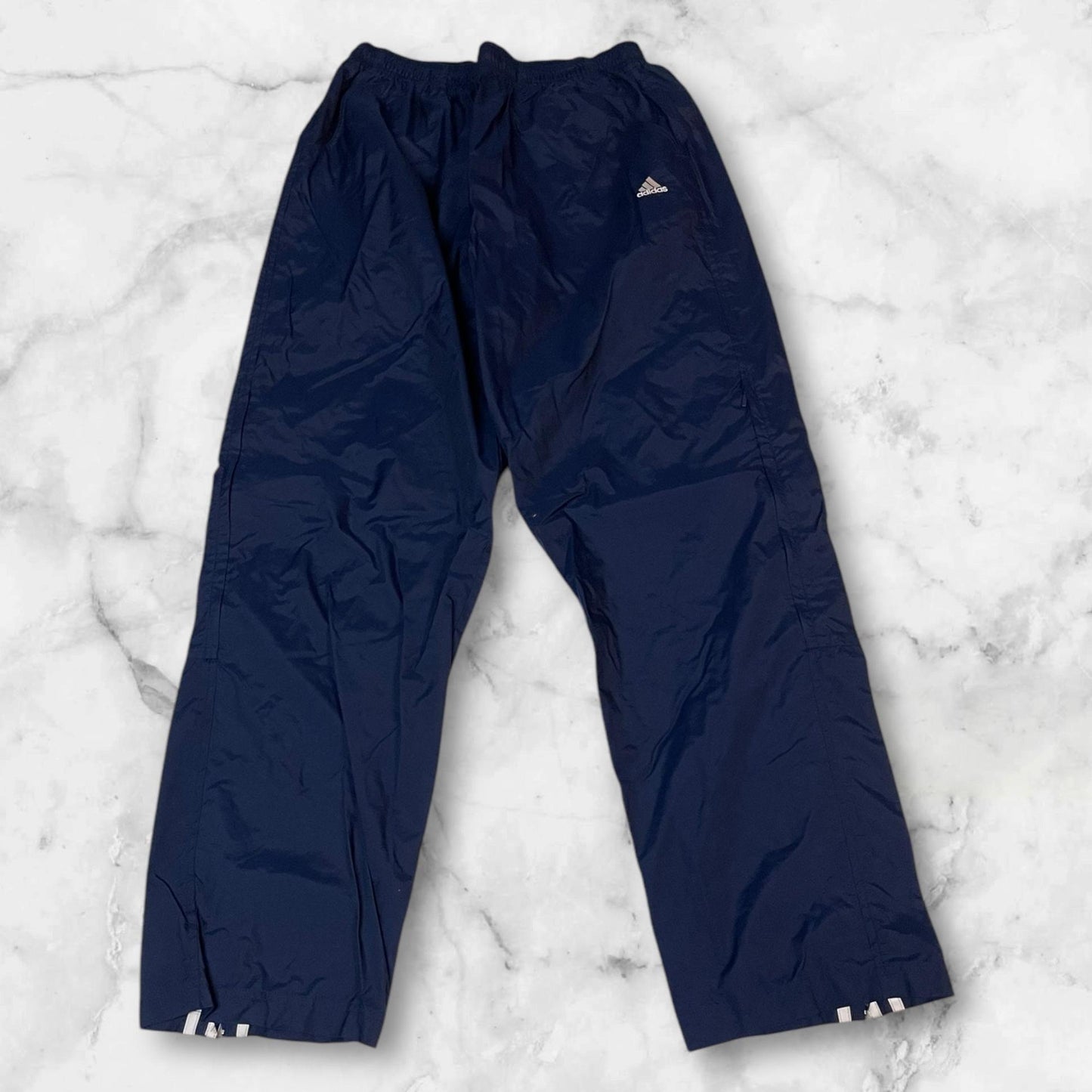 Entdecke unsere Vintage Track Pants von Nike und anderen Marken, erhältlich bei Valuxery.de - Dein Shop für trendige Vintage - Kleidung. Unsere Track Pants sind aus hochwertigen Materialien und