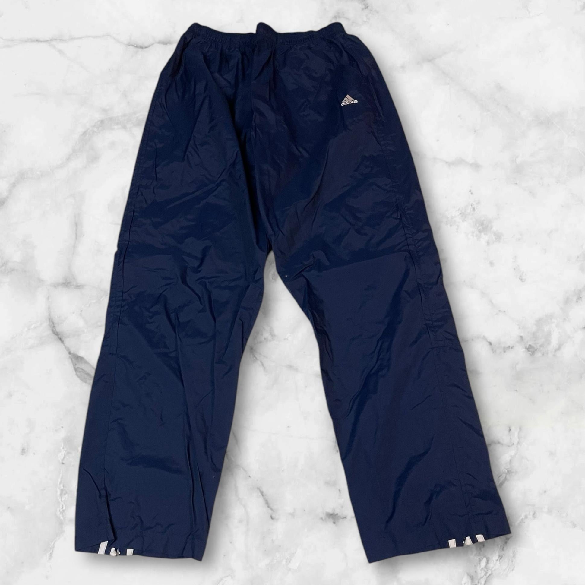 Entdecke unsere Vintage Track Pants von Nike und anderen Marken, erhältlich bei Valuxery.de - Dein Shop für trendige Vintage - Kleidung. Unsere Track Pants sind aus hochwertigen Materialien und