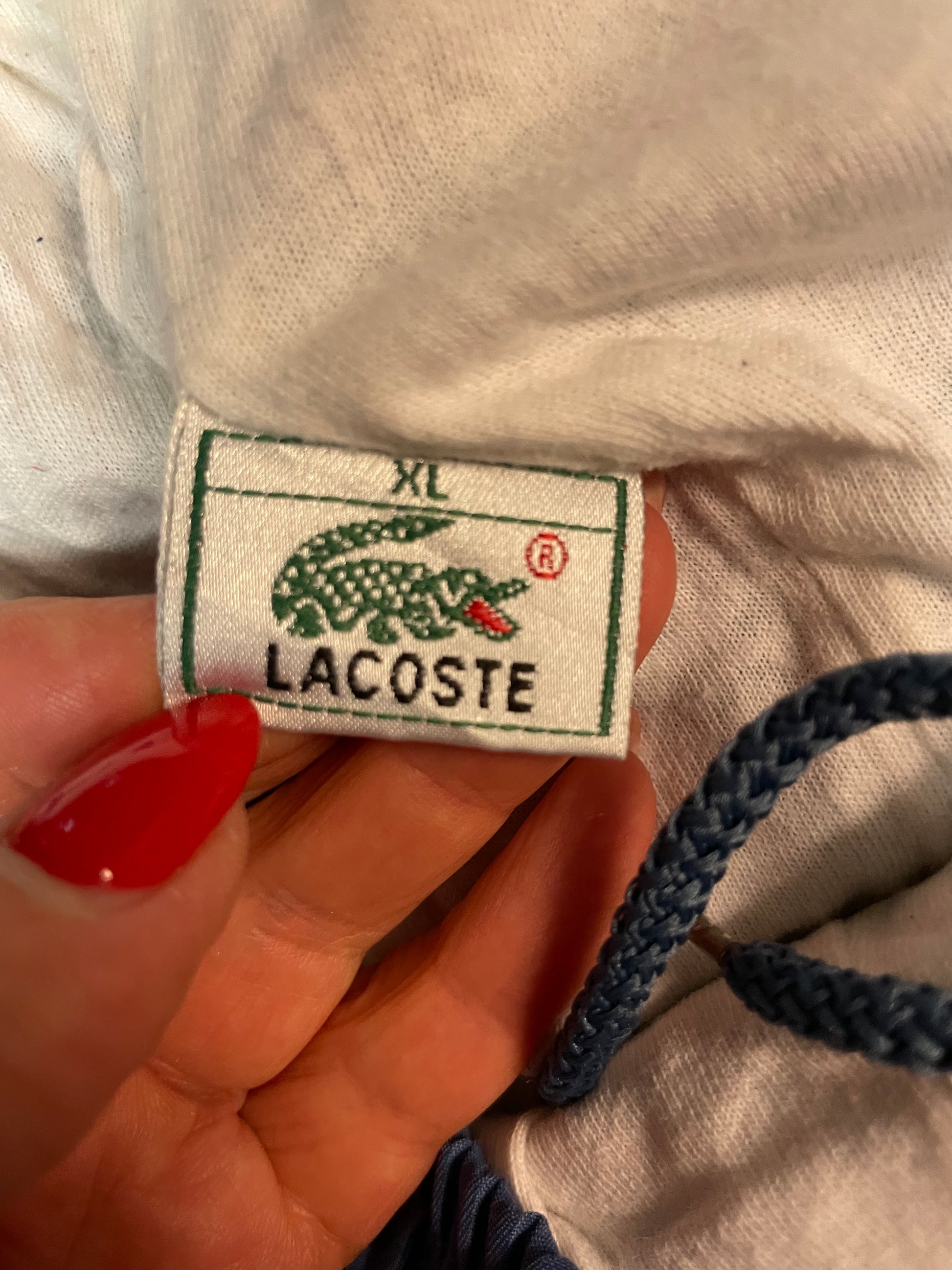 Entdecke unsere Vintage Track Pants von Nike und anderen Marken, erhältlich bei Valuxery.de - Dein Shop für trendige Vintage - Kleidung. Unsere Track Pants sind aus hochwertigen Materialien und