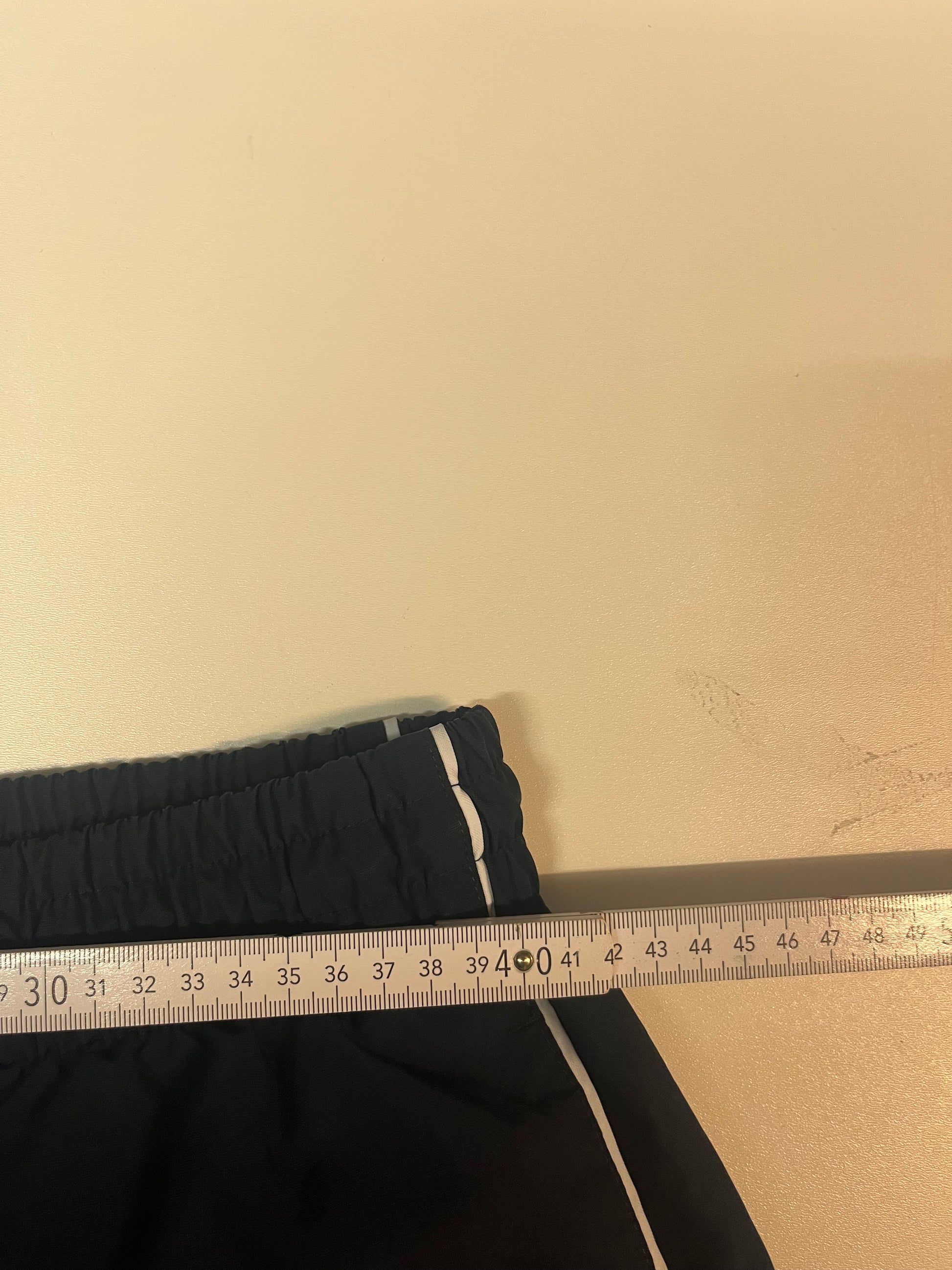 Entdecke unsere Vintage Track Pants von Nike und anderen Marken, erhältlich bei Valuxery.de - Dein Shop für trendige Vintage - Kleidung. Unsere Track Pants sind aus hochwertigen Materialien und