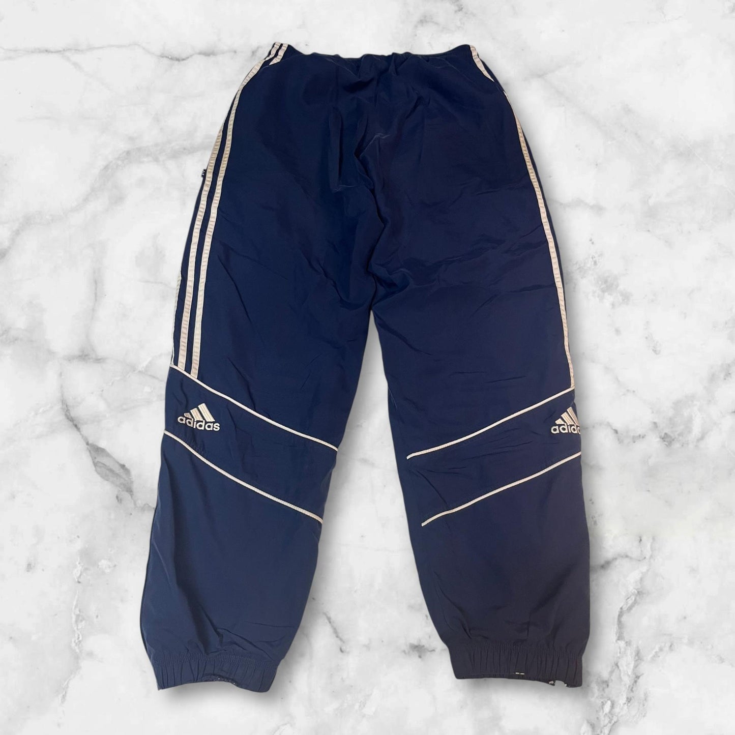 Entdecke unsere Vintage Track Pants von Nike und anderen Marken, erhältlich bei Valuxery.de - Dein Shop für trendige Vintage - Kleidung. Unsere Track Pants sind aus hochwertigen Materialien und