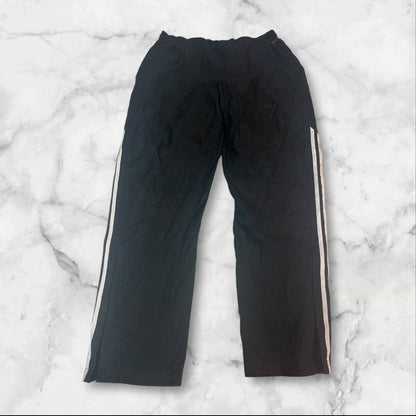 Entdecke unsere Vintage Track Pants von Nike und anderen Marken, erhältlich bei Valuxery.de - Dein Shop für trendige Vintage - Kleidung. Unsere Track Pants sind aus hochwertigen Materialien und