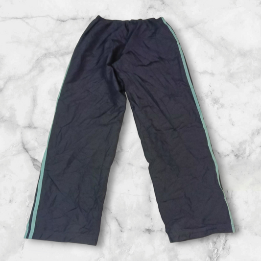 Entdecke unsere Vintage Track Pants von Nike und anderen Marken, erhältlich bei Valuxery.de - Dein Shop für trendige Vintage - Kleidung. Unsere Track Pants sind aus hochwertigen Materialien und