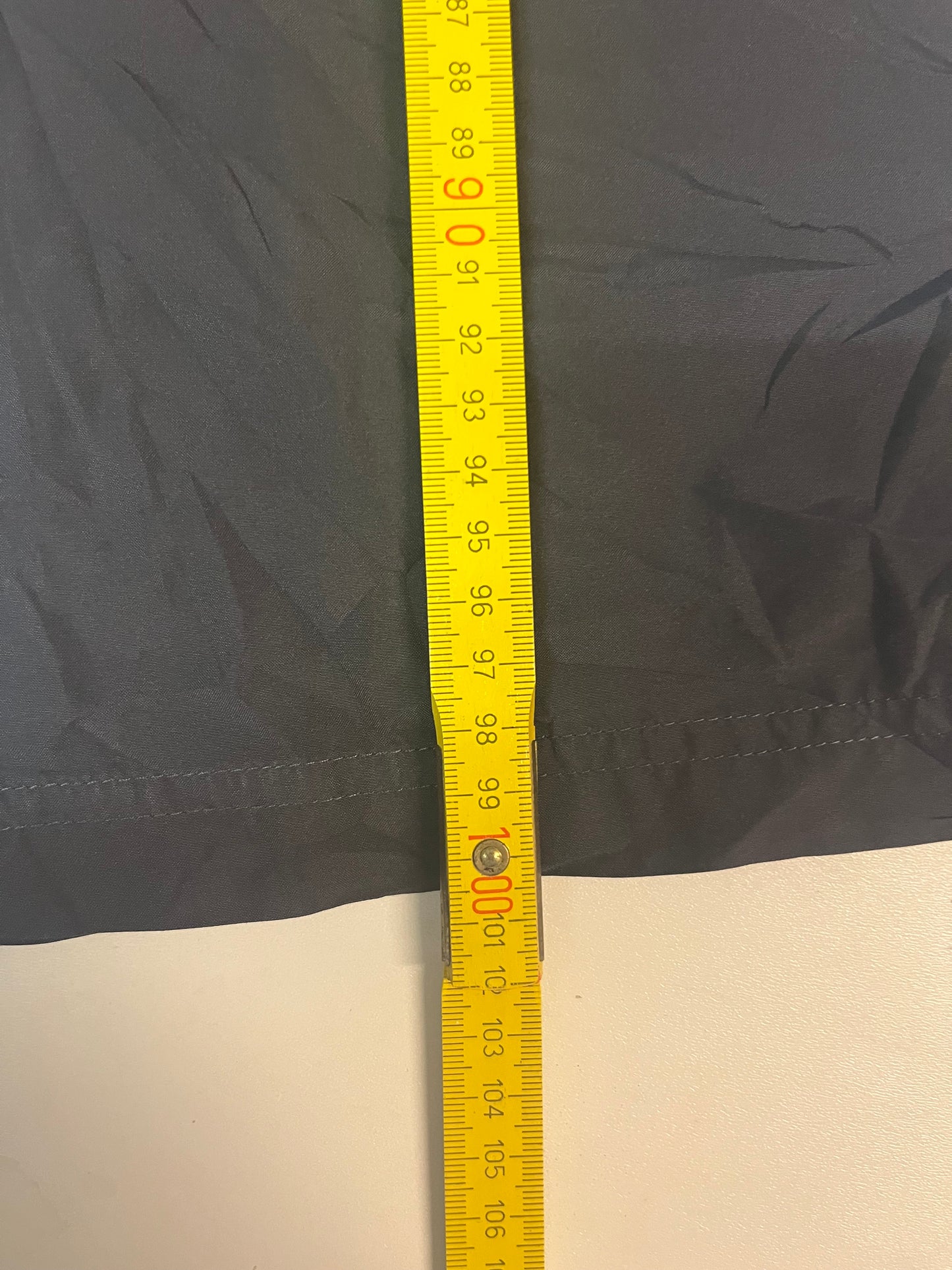 Entdecke unsere Vintage Track Pants von Nike und anderen Marken, erhältlich bei Valuxery.de - Dein Shop für trendige Vintage - Kleidung. Unsere Track Pants sind aus hochwertigen Materialien und