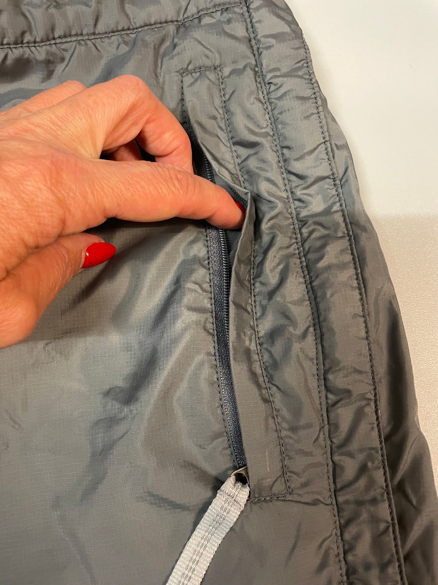 Entdecke unsere Vintage Track Pants von Nike und anderen Marken, erhältlich bei Valuxery.de - Dein Shop für trendige Vintage - Kleidung. Unsere Track Pants sind aus hochwertigen Materialien und