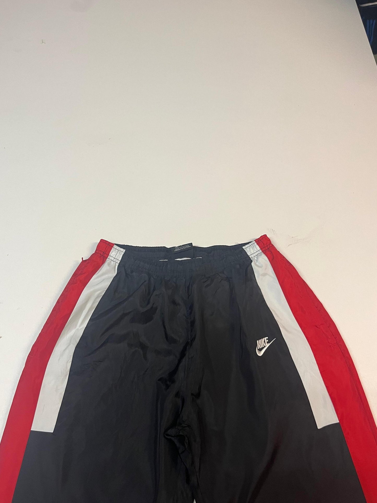 Entdecke unsere Vintage Track Pants von Nike und anderen Marken, erhältlich bei Valuxery.de - Dein Shop für trendige Vintage - Kleidung. Unsere Track Pants sind aus hochwertigen Materialien und