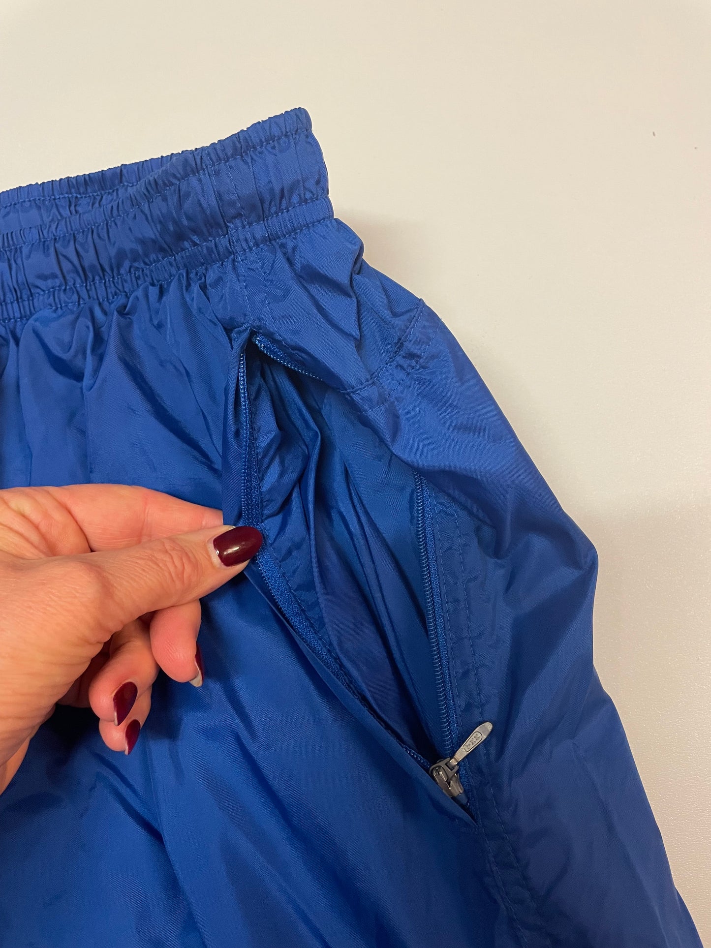 Entdecke unsere Vintage Track Pants von Nike und anderen Marken, erhältlich bei Valuxery.de - Dein Shop für trendige Vintage - Kleidung. Unsere Track Pants sind aus hochwertigen Materialien und