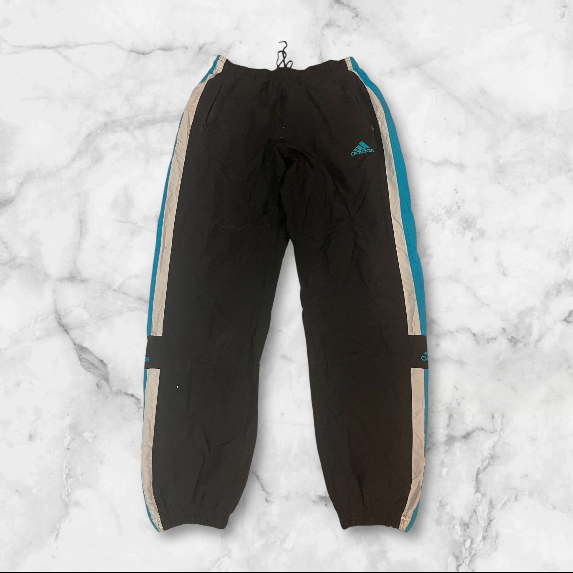 Entdecke unsere Vintage Track Pants von Nike und anderen Marken, erhältlich bei Valuxery.de - Dein Shop für trendige Vintage - Kleidung. Unsere Track Pants sind aus hochwertigen Materialien und