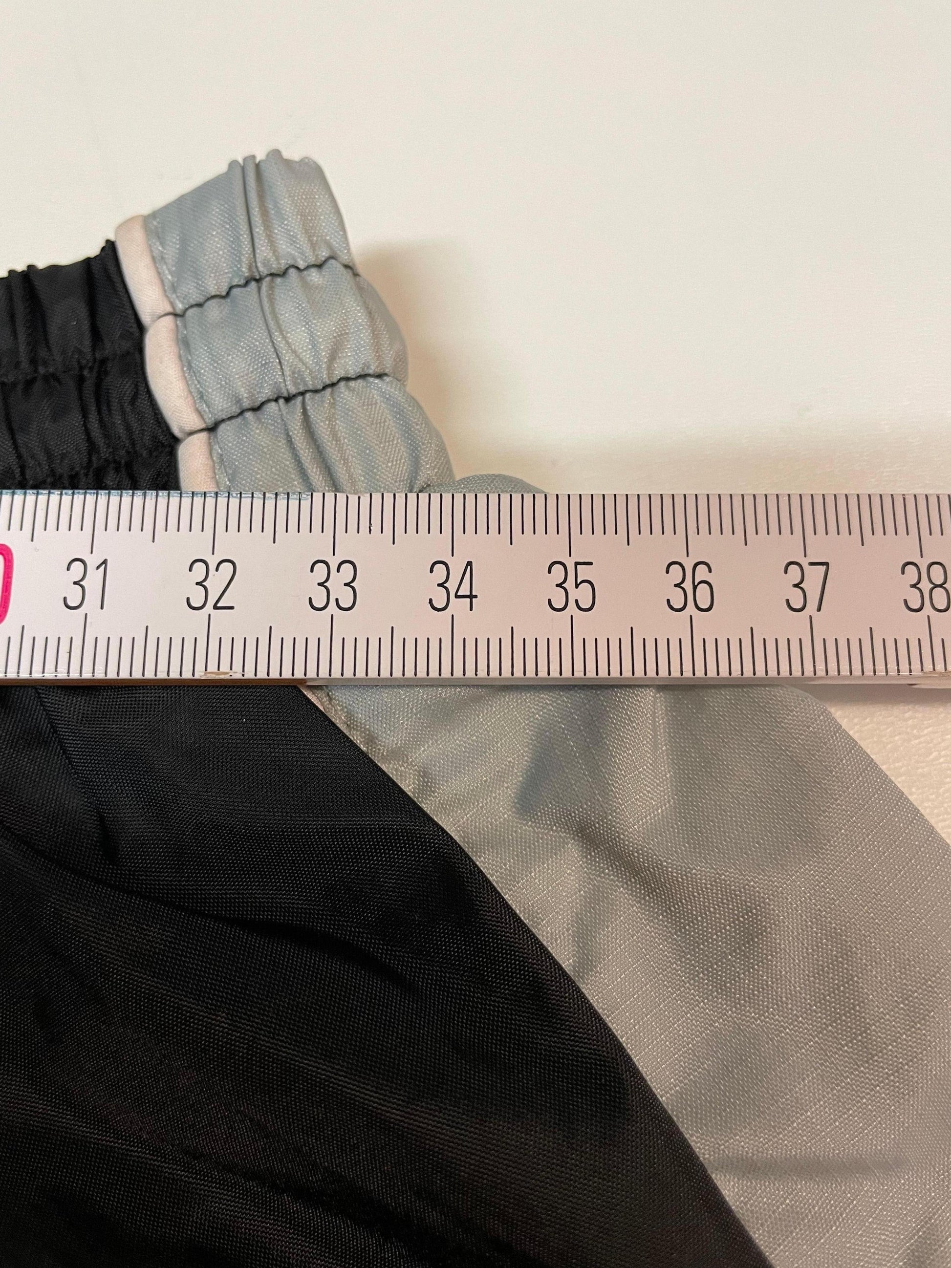 Entdecke unsere Vintage Track Pants von Nike und anderen Marken, erhältlich bei Valuxery.de - Dein Shop für trendige Vintage - Kleidung. Unsere Track Pants sind aus hochwertigen Materialien und