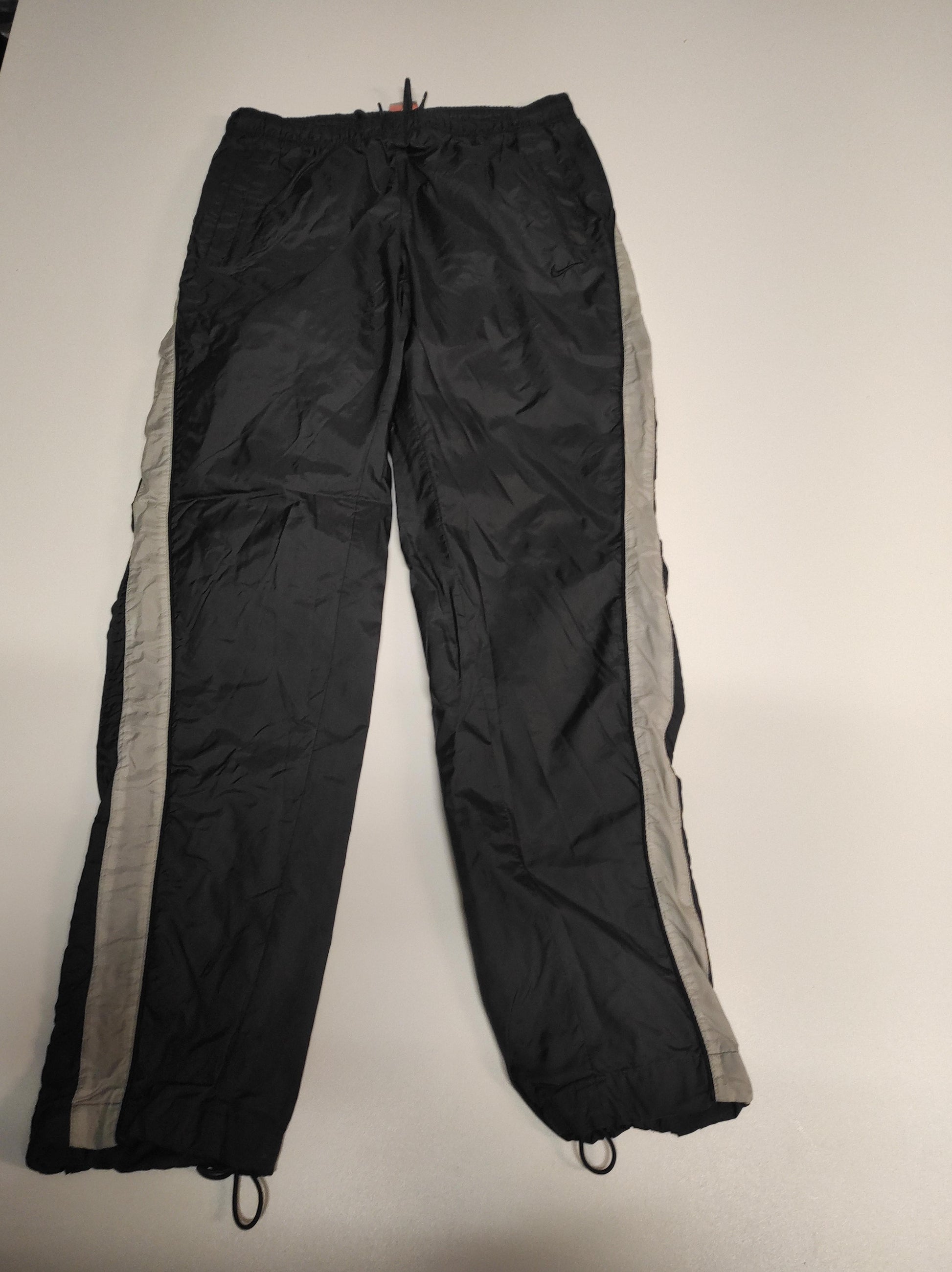 Entdecke unsere Vintage Track Pants von Nike und anderen Marken, erhältlich bei Valuxery.de - Dein Shop für trendige Vintage - Kleidung. Unsere Track Pants sind aus hochwertigen Materialien und