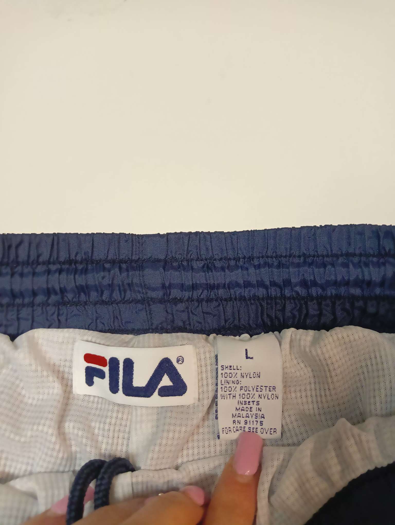 Entdecke unsere Vintage Track Pants von Nike und anderen Marken, erhältlich bei Valuxery.de - Dein Shop für trendige Vintage - Kleidung. Unsere Track Pants sind aus hochwertigen Materialien und
