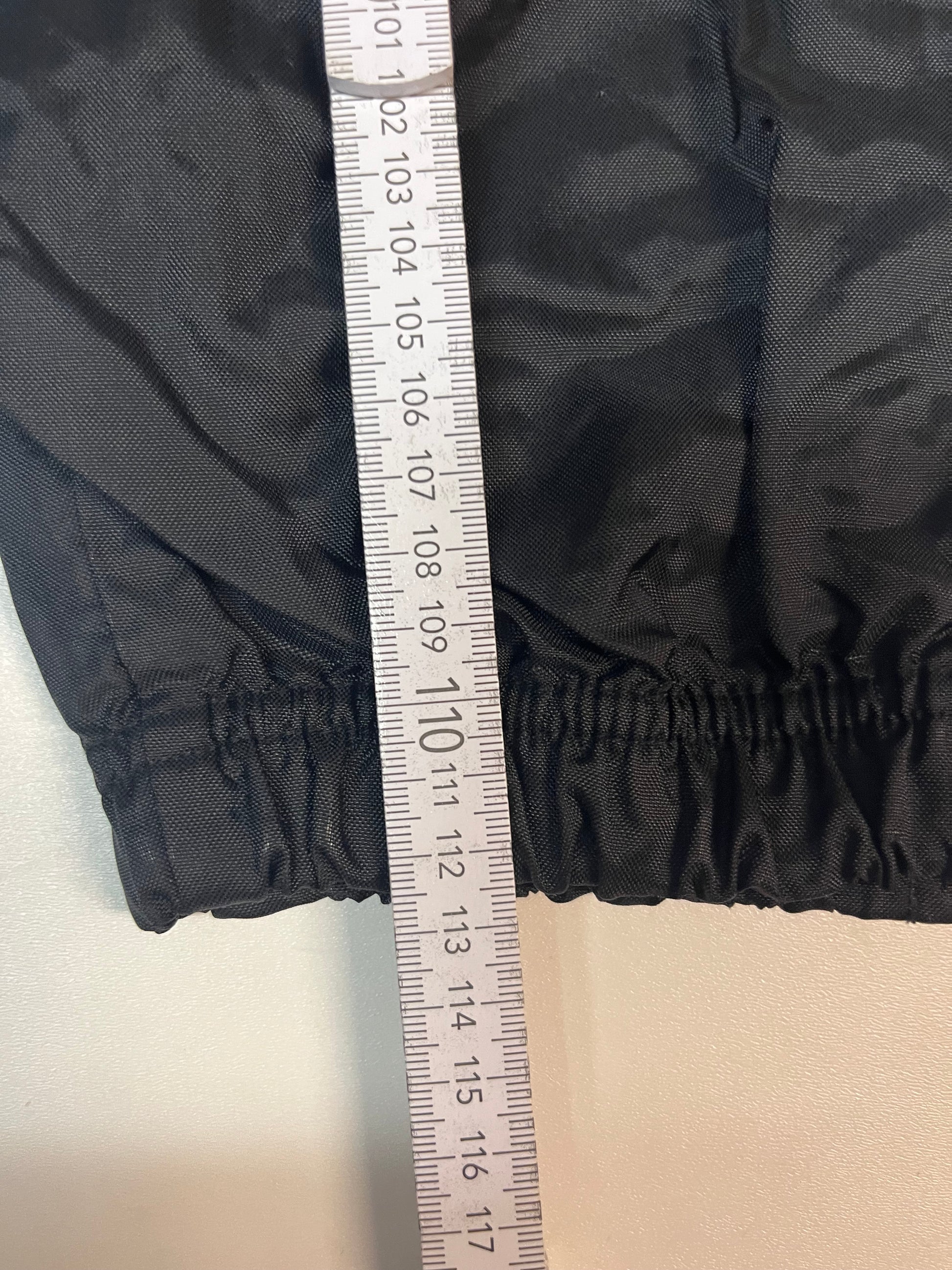 Entdecke unsere Vintage Track Pants von Nike und anderen Marken, erhältlich bei Valuxery.de - Dein Shop für trendige Vintage - Kleidung. Unsere Track Pants sind aus hochwertigen Materialien und