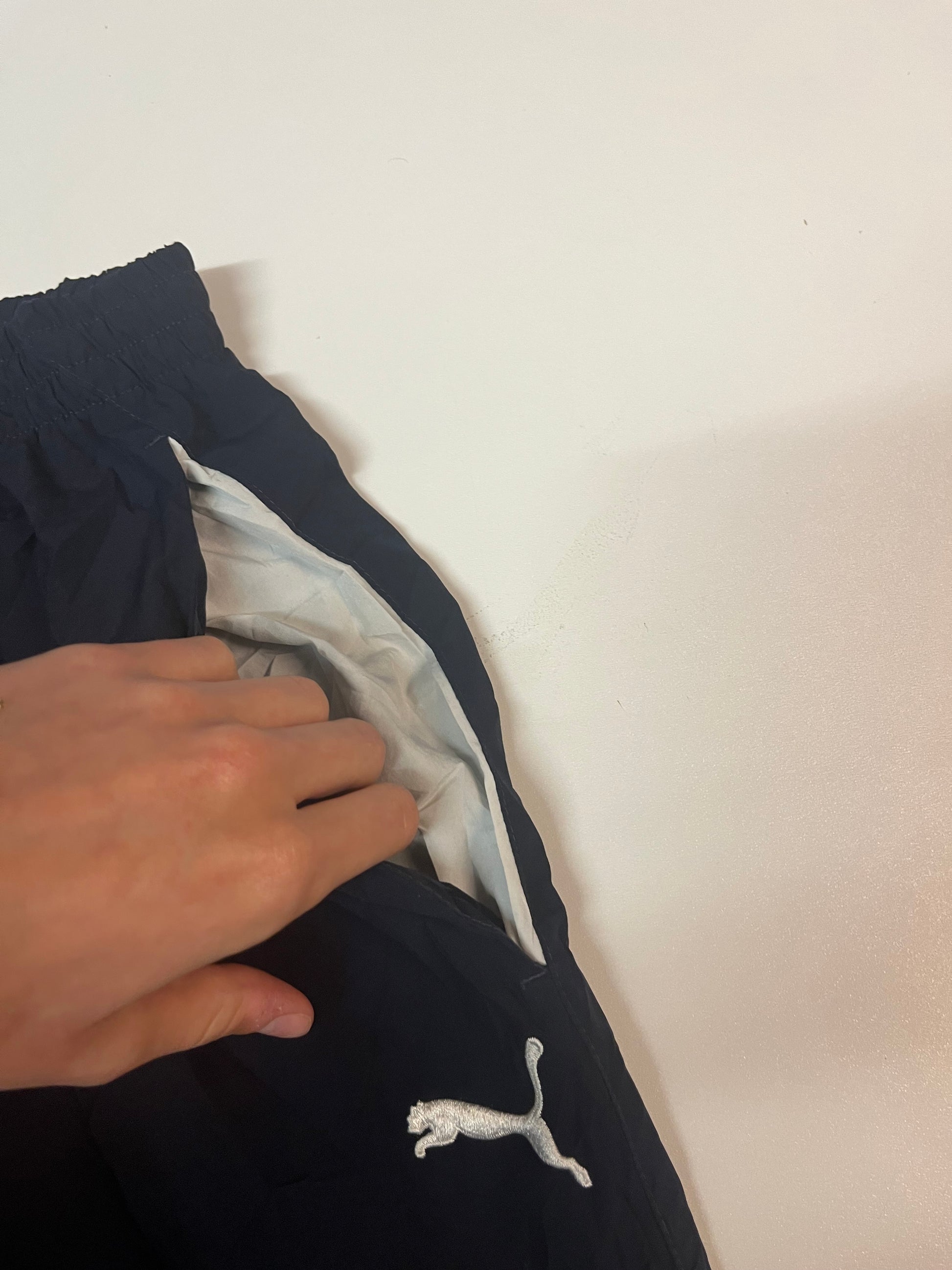 Entdecke unsere Vintage Track Pants von Nike und anderen Marken, erhältlich bei Valuxery.de - Dein Shop für trendige Vintage - Kleidung. Unsere Track Pants sind aus hochwertigen Materialien und