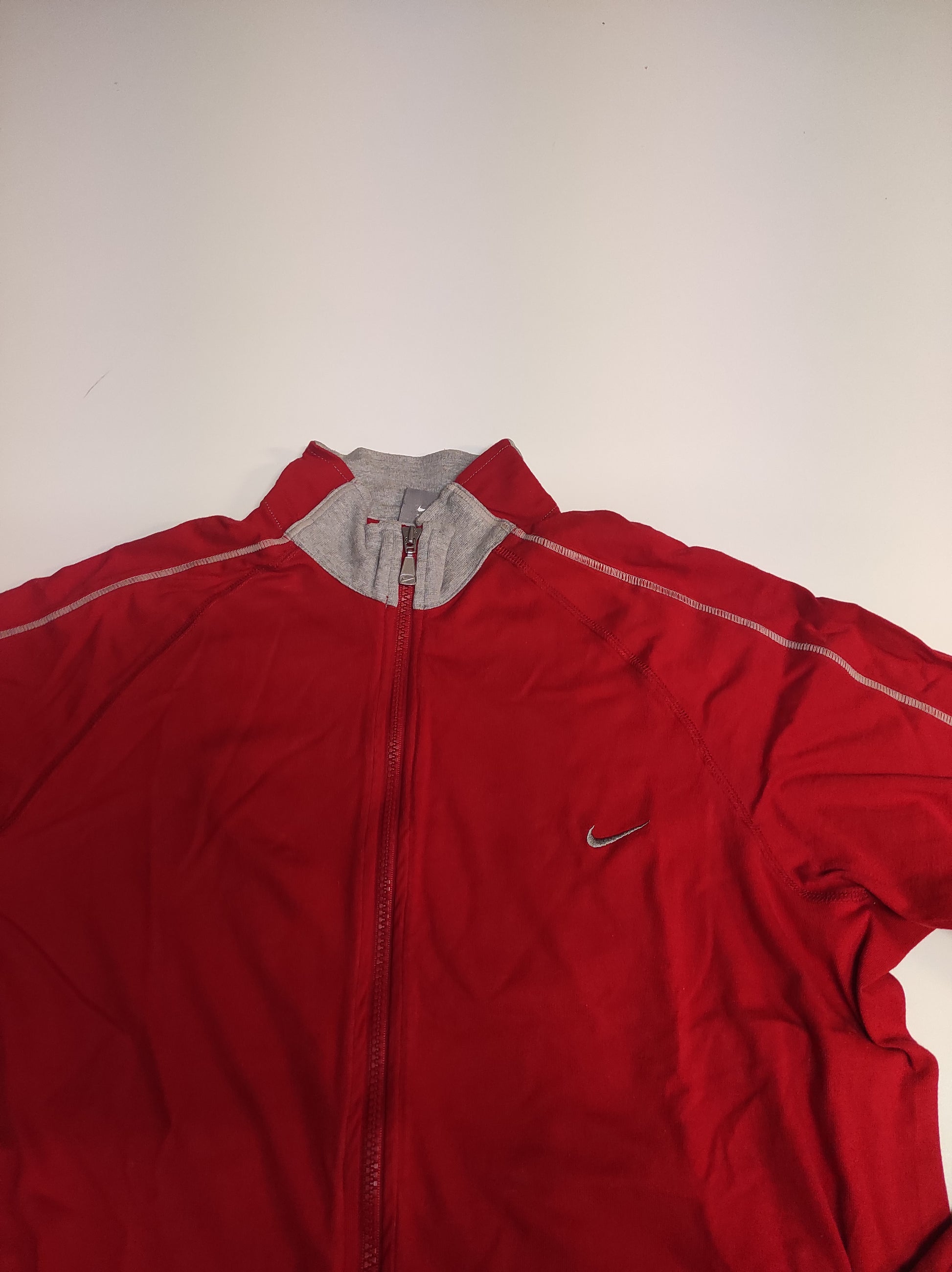Entdecke unsere Vintage Track Pants von Nike und anderen Marken, erhältlich bei Valuxery.de - Dein Shop für trendige Vintage - Kleidung. Unsere Track Pants sind aus hochwertigen Materialien und