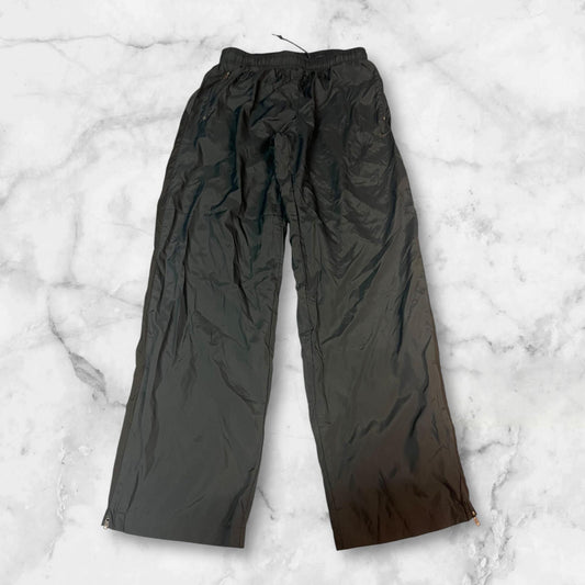 Entdecke unsere Vintage Track Pants von Nike und anderen Marken, erhältlich bei Valuxery.de - Dein Shop für trendige Vintage - Kleidung. Unsere Track Pants sind aus hochwertigen Materialien und