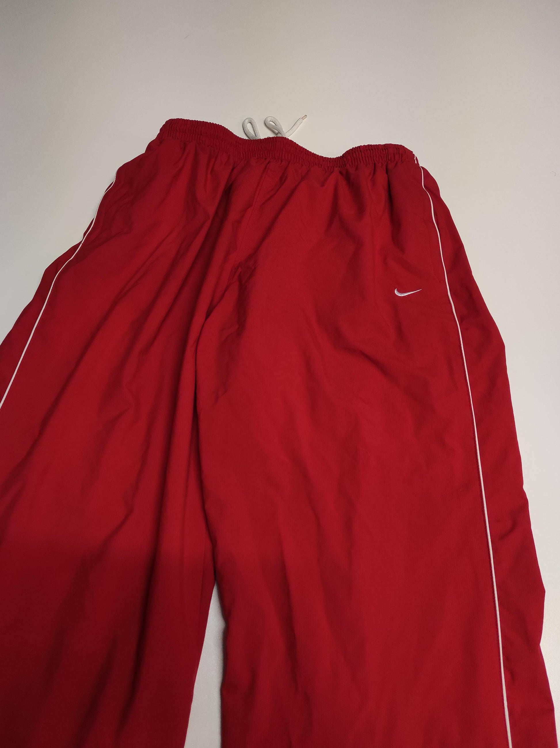 Entdecke unsere Vintage Track Pants von Nike und anderen Marken, erhältlich bei Valuxery.de - Dein Shop für trendige Vintage - Kleidung. Unsere Track Pants sind aus hochwertigen Materialien und