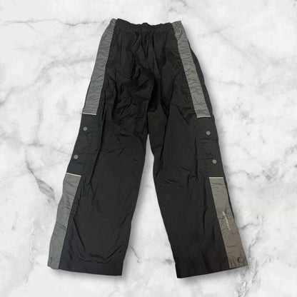 Entdecke unsere Vintage Track Pants von Nike und anderen Marken, erhältlich bei Valuxery.de - Dein Shop für trendige Vintage - Kleidung. Unsere Track Pants sind aus hochwertigen Materialien und