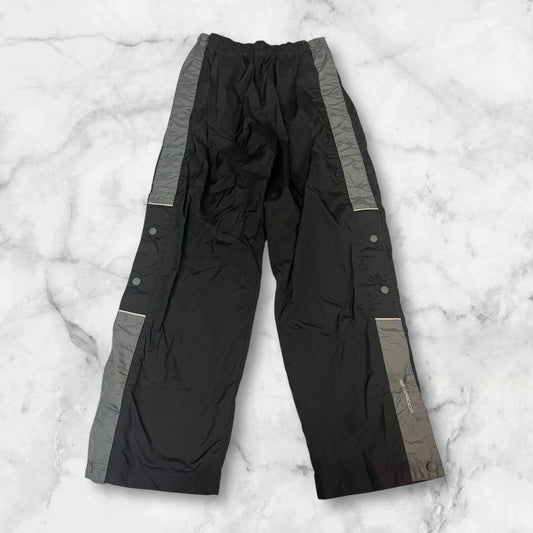 Entdecke unsere Vintage Track Pants von Nike und anderen Marken, erhältlich bei Valuxery.de - Dein Shop für trendige Vintage - Kleidung. Unsere Track Pants sind aus hochwertigen Materialien und