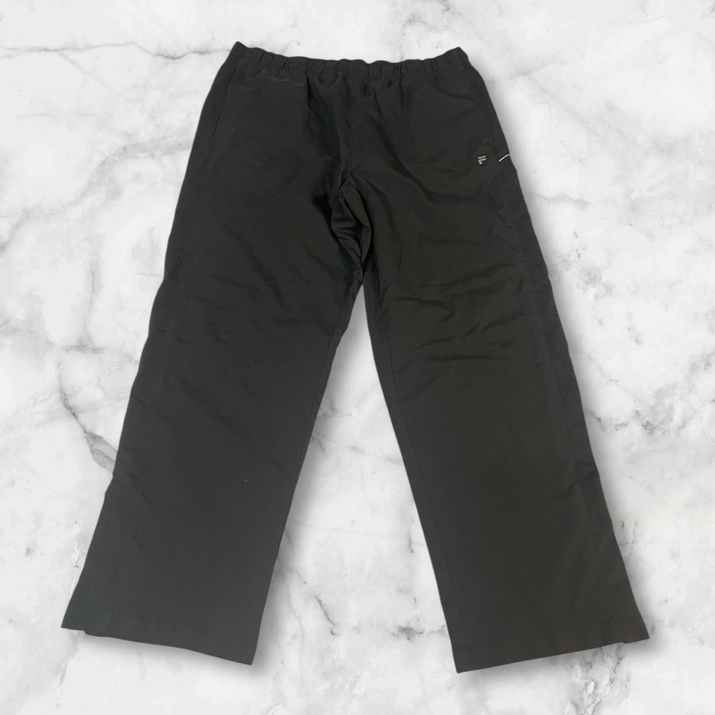 Entdecke unsere Vintage Track Pants von Nike und anderen Marken, erhältlich bei Valuxery.de - Dein Shop für trendige Vintage - Kleidung. Unsere Track Pants sind aus hochwertigen Materialien und