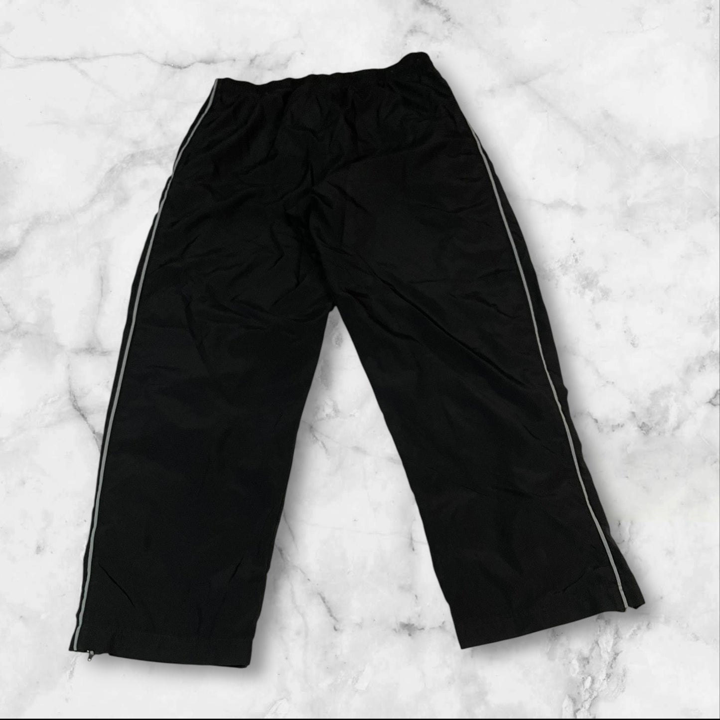 Entdecke unsere Vintage Track Pants von Nike und anderen Marken, erhältlich bei Valuxery.de - Dein Shop für trendige Vintage - Kleidung. Unsere Track Pants sind aus hochwertigen Materialien und