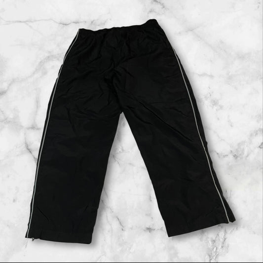 Entdecke unsere Vintage Track Pants von Nike und anderen Marken, erhältlich bei Valuxery.de - Dein Shop für trendige Vintage - Kleidung. Unsere Track Pants sind aus hochwertigen Materialien und