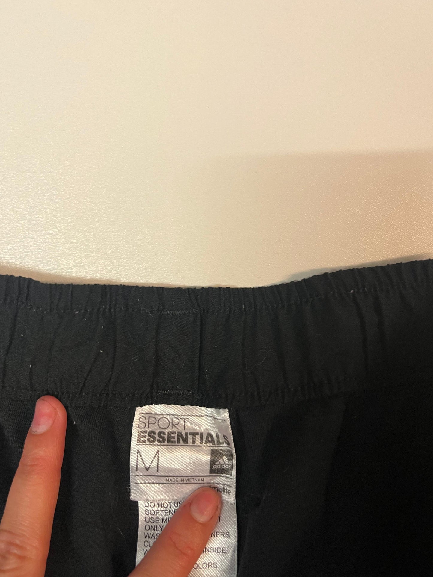 Entdecke unsere Vintage Track Pants von Nike und anderen Marken, erhältlich bei Valuxery.de - Dein Shop für trendige Vintage - Kleidung. Unsere Track Pants sind aus hochwertigen Materialien und