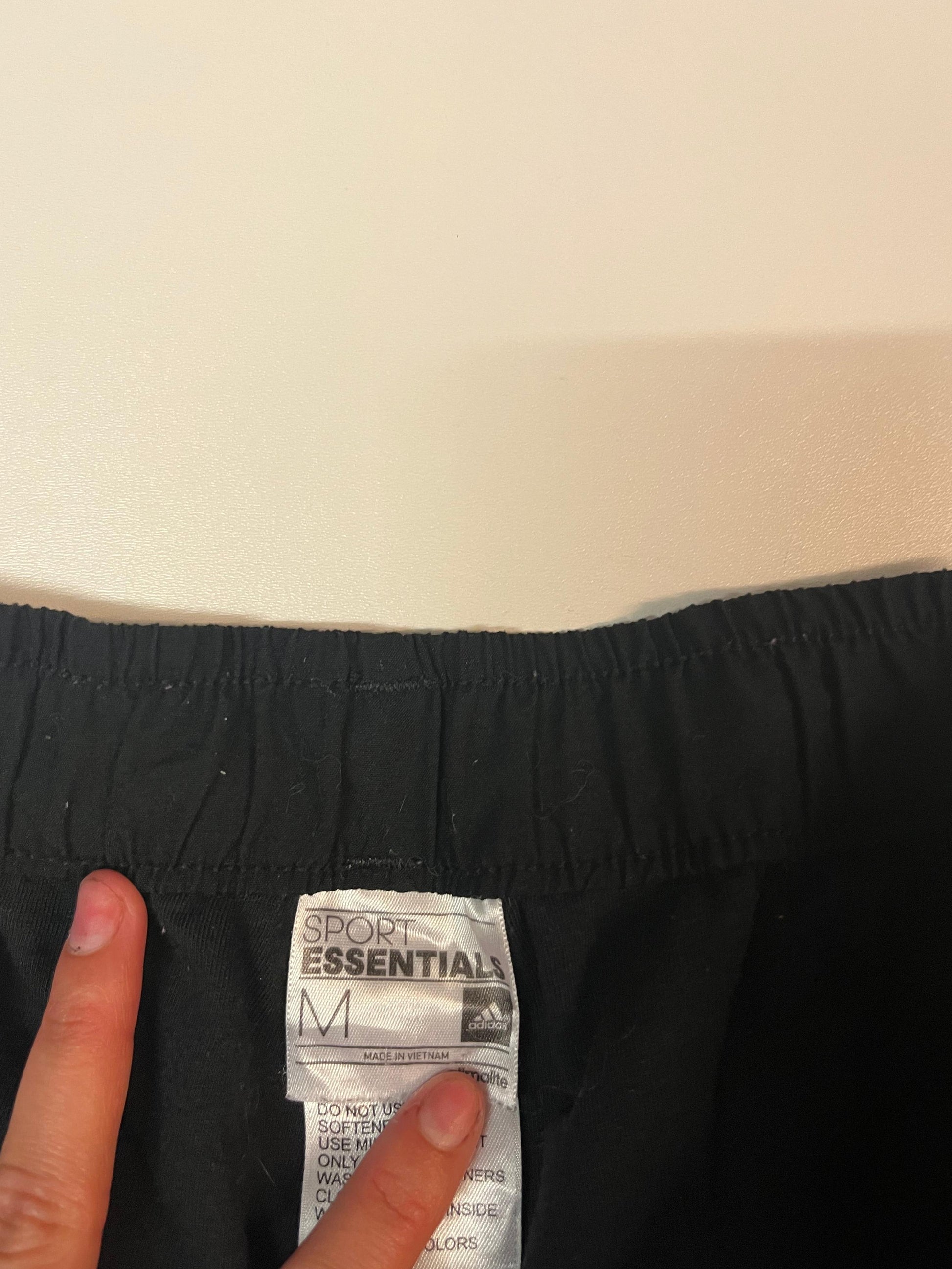 Entdecke unsere Vintage Track Pants von Nike und anderen Marken, erhältlich bei Valuxery.de - Dein Shop für trendige Vintage - Kleidung. Unsere Track Pants sind aus hochwertigen Materialien und
