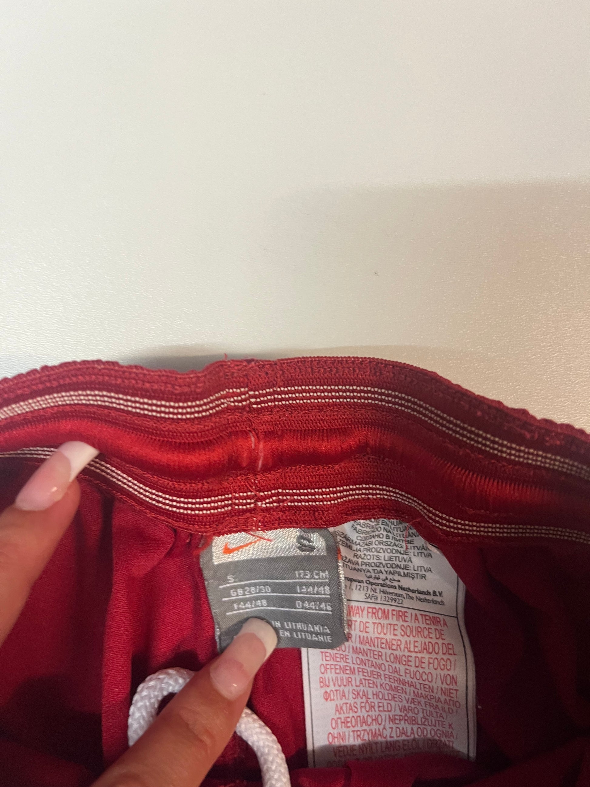 Entdecke unsere Vintage Track Pants von Nike und anderen Marken, erhältlich bei Valuxery.de - Dein Shop für trendige Vintage - Kleidung. Unsere Track Pants sind aus hochwertigen Materialien und