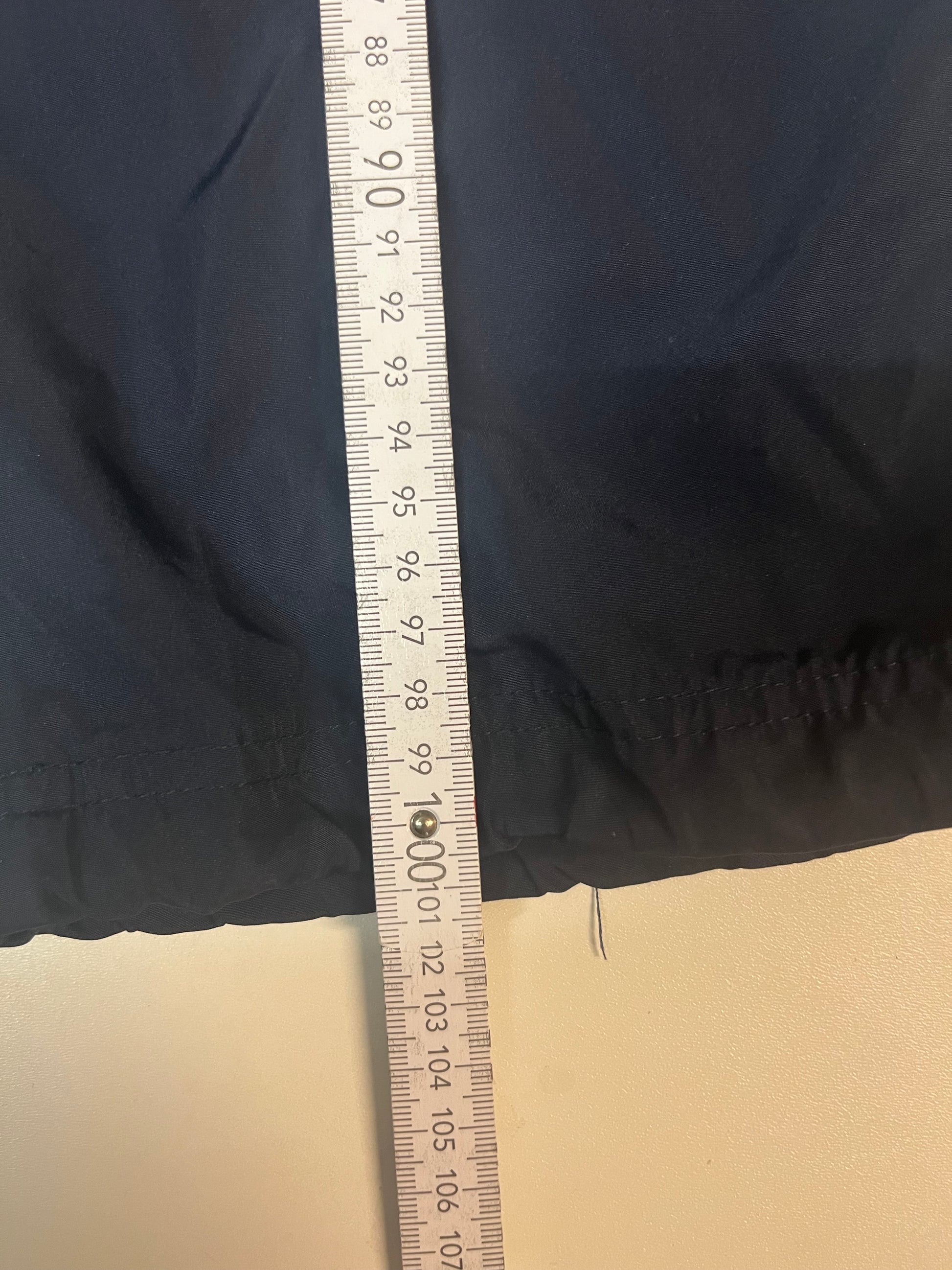 Entdecke unsere Vintage Track Pants von Nike und anderen Marken, erhältlich bei Valuxery.de - Dein Shop für trendige Vintage - Kleidung. Unsere Track Pants sind aus hochwertigen Materialien und