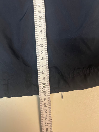 Entdecke unsere Vintage Track Pants von Nike und anderen Marken, erhältlich bei Valuxery.de - Dein Shop für trendige Vintage - Kleidung. Unsere Track Pants sind aus hochwertigen Materialien und