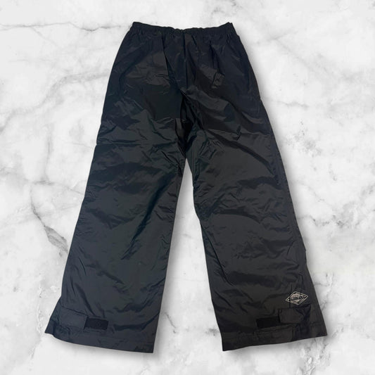 Entdecke unsere Vintage Track Pants von Nike und anderen Marken, erhältlich bei Valuxery.de - Dein Shop für trendige Vintage - Kleidung. Unsere Track Pants sind aus hochwertigen Materialien und