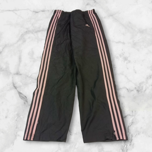 Entdecke unsere Vintage Track Pants von Nike und anderen Marken, erhältlich bei Valuxery.de - Dein Shop für trendige Vintage - Kleidung. Unsere Track Pants sind aus hochwertigen Materialien und