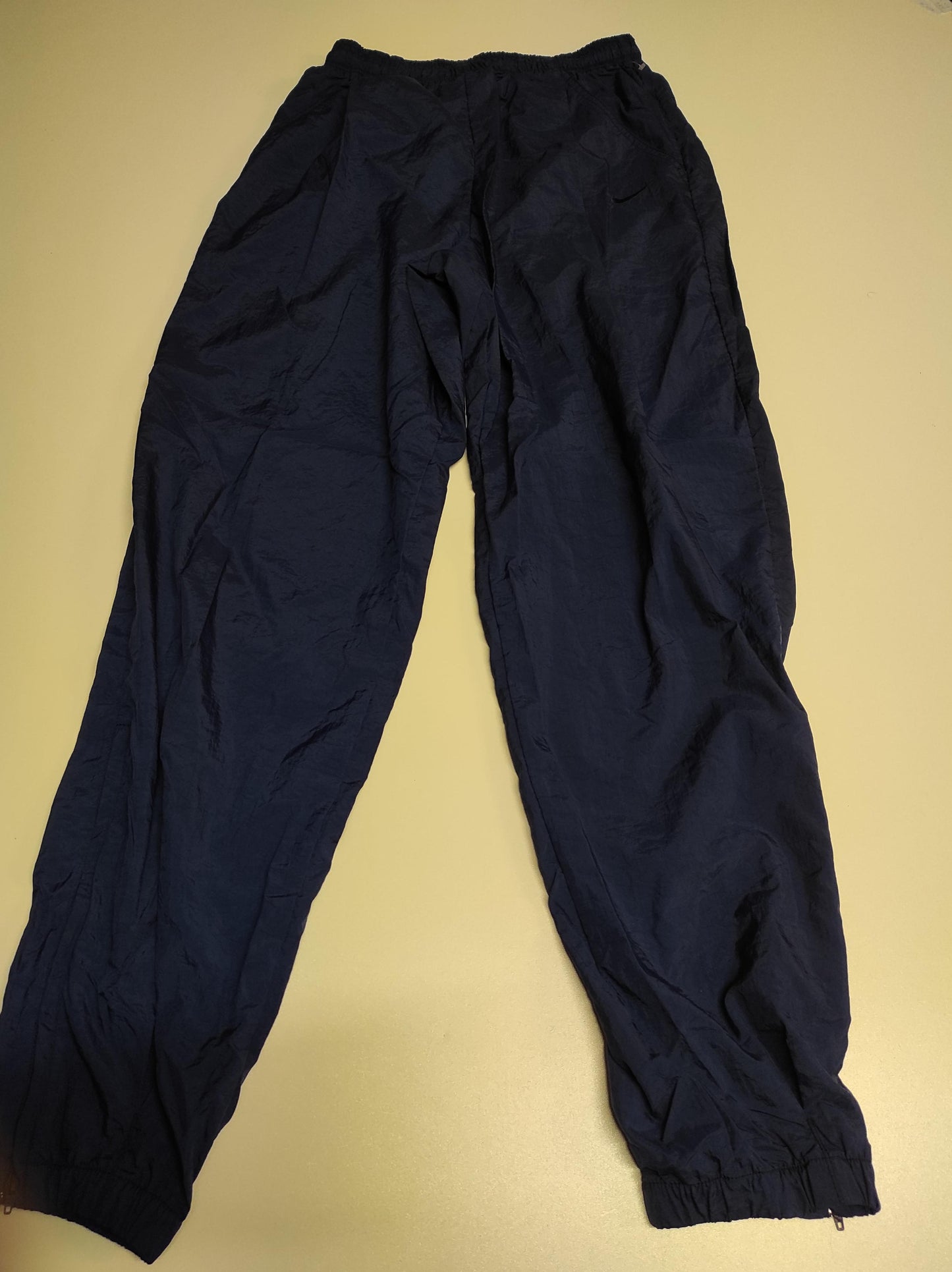 Entdecke unsere Vintage Track Pants von Nike und anderen Marken, erhältlich bei Valuxery.de - Dein Shop für trendige Vintage - Kleidung. Unsere Track Pants sind aus hochwertigen Materialien und