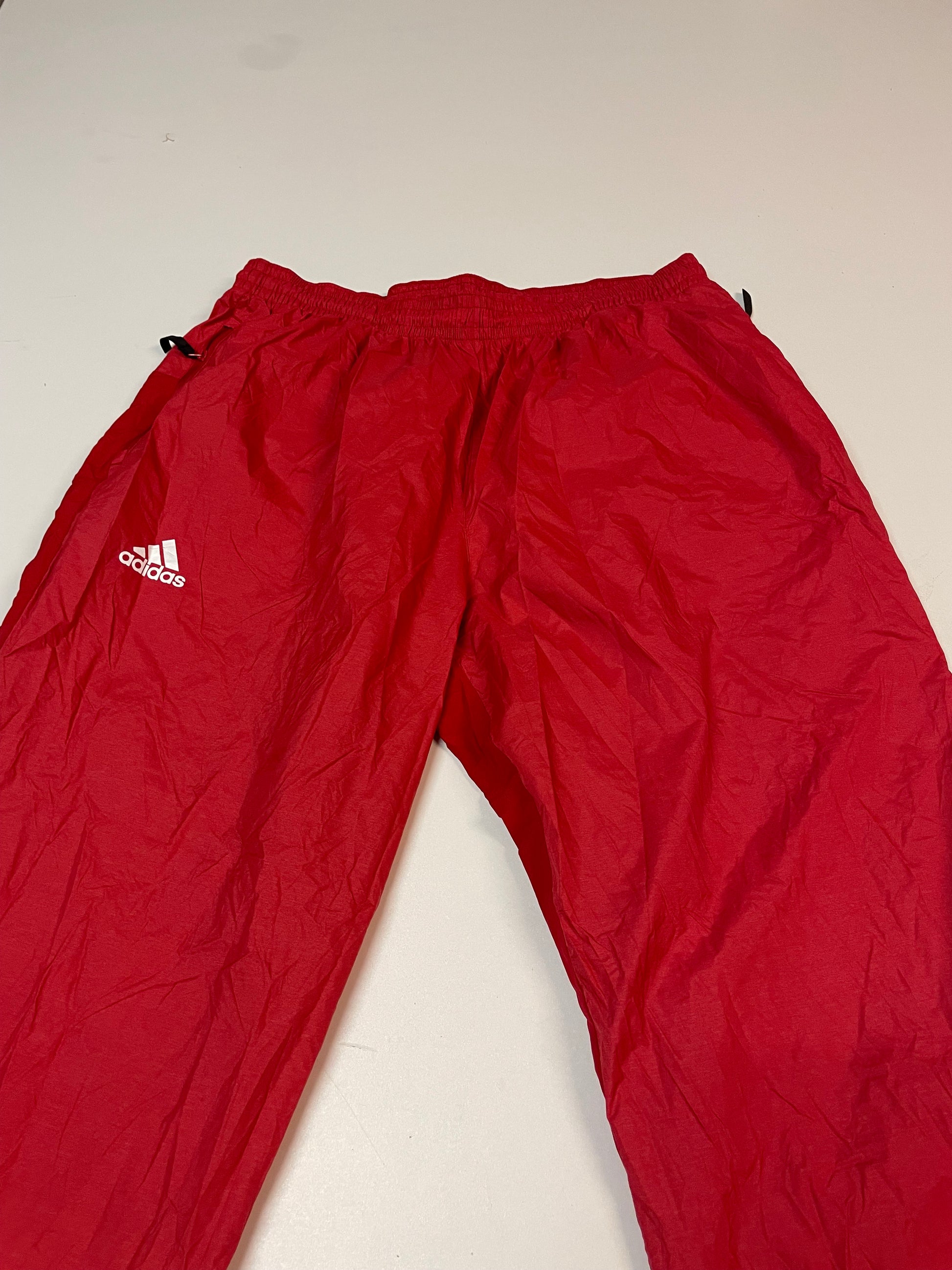 Entdecke unsere Vintage Track Pants von Nike und anderen Marken, erhältlich bei Valuxery.de - Dein Shop für trendige Vintage - Kleidung. Unsere Track Pants sind aus hochwertigen Materialien und